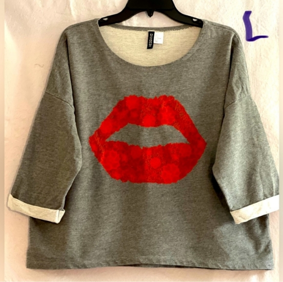 EUC‎ Brand: Divided Grey top with Red Lips - Picture 1 of 5